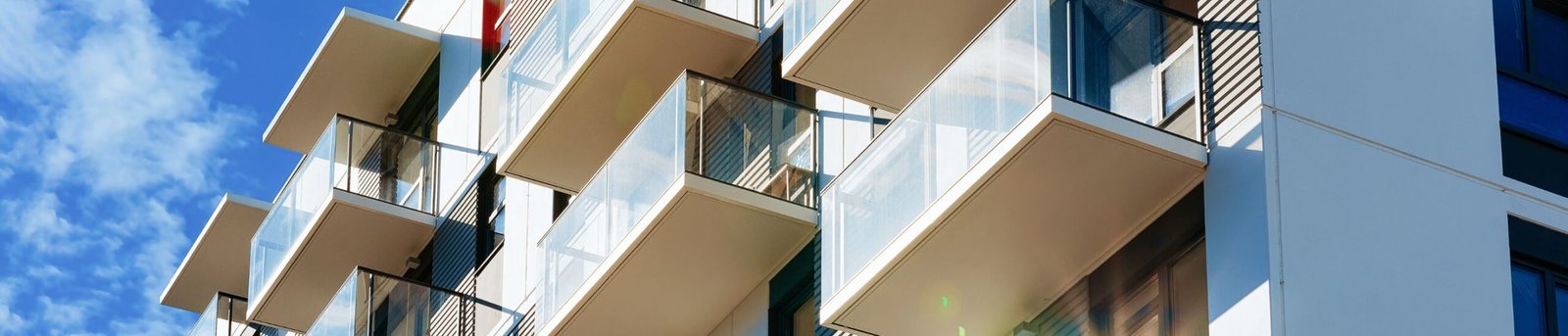 La imagen muestra una fotografía de un edificio de departamentos en la zona metropolitana de Guadalajara.